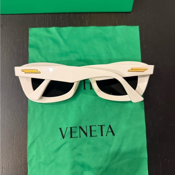 Beautiful AUTHENTIC Bottega Veneta Shades - Picture 4 of 8
